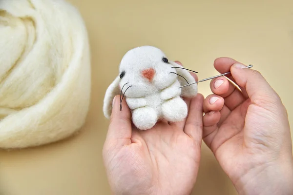 Vrouw Handen Houden Een Speelgoed Haas Een Naald Droog Vilten — Stockfoto