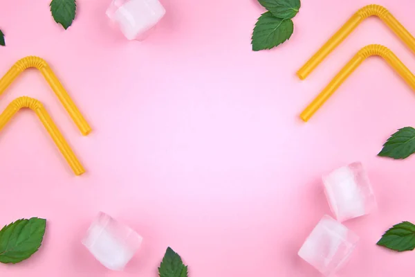 Composición Plana Hielo Menta Tubos Para Beber Sobre Fondo Rosa — Foto de Stock