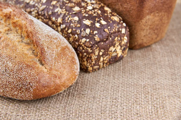 Verschiedene Arten Von Frisch Gebackenem Brot Auf Säcken Kopierraum — Stockfoto