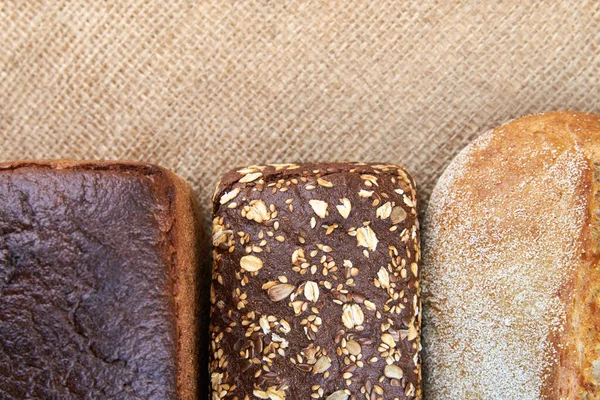 Verschiedene Brotsorten Auf Säcken Draufsicht Kopierraum — Stockfoto