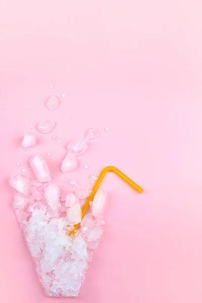 Hielo Dispuesto Forma Vaso Con Pajitas Para Beber Sobre Fondo — Foto de Stock