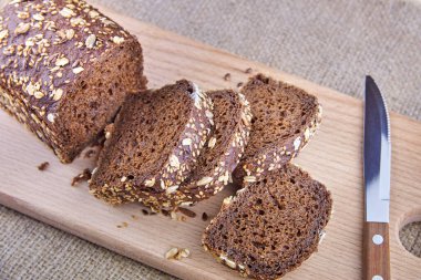 Çavdar ekmeği, ayçekirdeği, keten tohumu ve yulaf ezmesi dilimlenmiş..