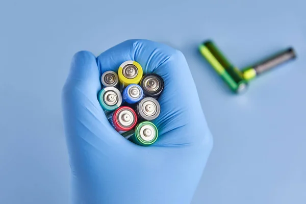 Baterias Mão Homem Uma Luva Protetora Tema Reciclagem Bateria — Fotografia de Stock