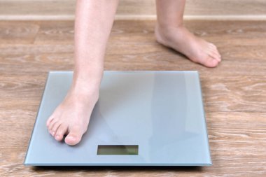 Terazide üç yaşında bir çocuğun ayakları..