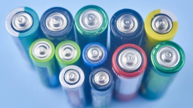 Mavi arka planda eski kullanılmış piller, yakın plan, tonlu fotoğraf.