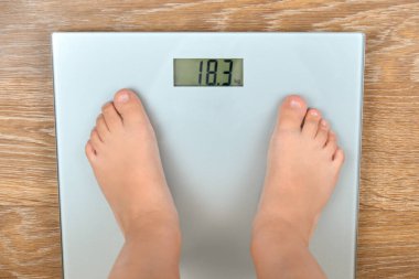 Terazide üç yaşında bir çocuğun ayakları..