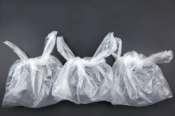 Három Műanyag Zacskó Sötét Háttérrel Környezetszennyezés Koncepció — Stock Fotó