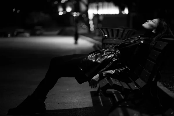 Linda Menina Morena Uma Jaqueta Couro Preto Banco Uma Cidade — Fotografia de Stock