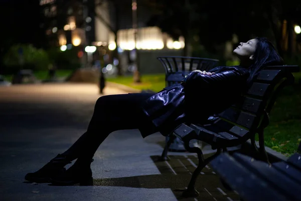 Hermosa Chica Morena Una Chaqueta Cuero Negro Banco Una Ciudad — Foto de Stock