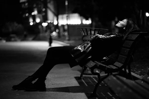 Linda Menina Morena Uma Jaqueta Couro Preto Banco Uma Cidade — Fotografia de Stock