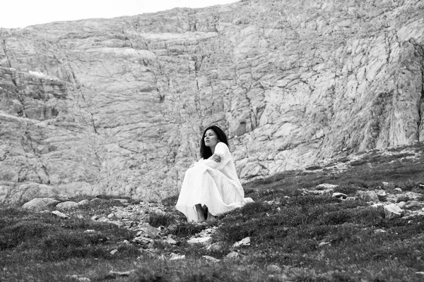 岩石山上的美丽女人 — 图库照片