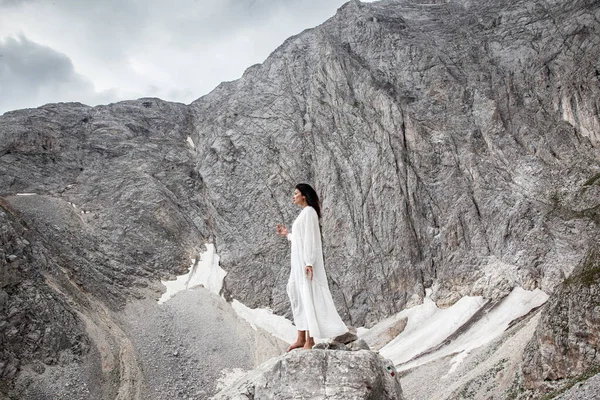 Bella Donna Sulle Montagne Rocciose — Foto Stock