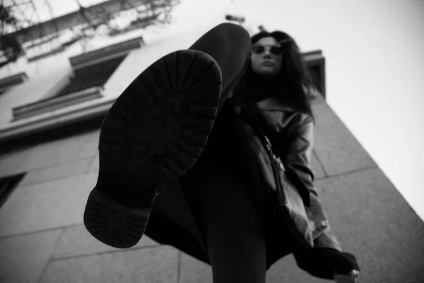 Άποψη Χαμηλή Γωνία Του Κοριτσιού Eco Leather Jacket Μπότες Στέκεται — Φωτογραφία Αρχείου