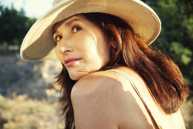 Açık havada poz veren güzel bir kadının portresi.