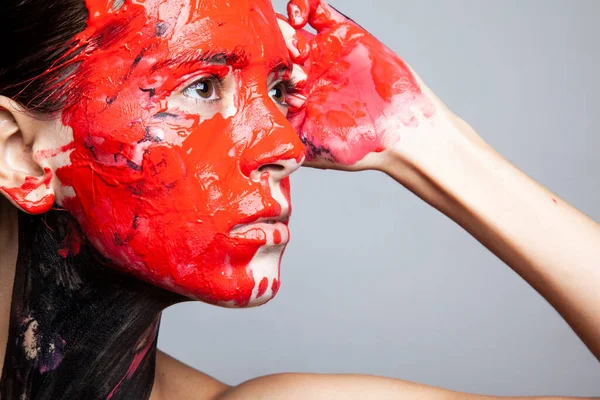 Portrait Jeune Belle Femme Posant Avec Peinture Rouge Visage — Photo