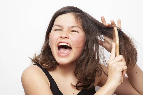 Teenager Girl Trying Comb Her Hair Problem Teen — 스톡 사진