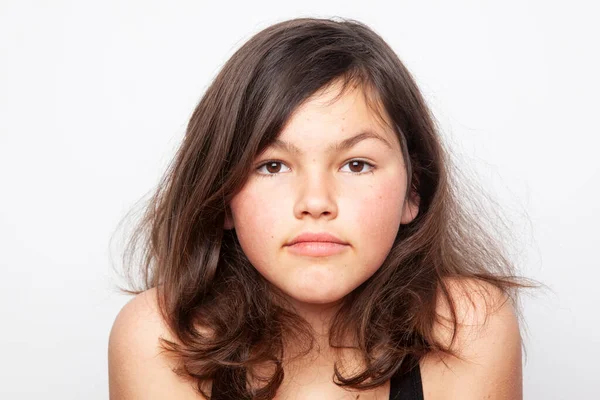 Porträtt Ung Flicka Poserar Ljus Bakgrund — Stockfoto