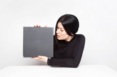 Tahtayla poz veren güzel bir kadının portresi.