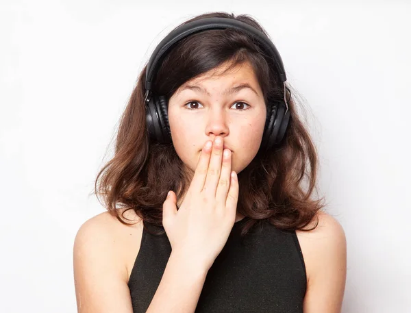 Teenager Hören Musik Mit Kopfhörern Isoliert Auf Reinem Weiß — Stockfoto