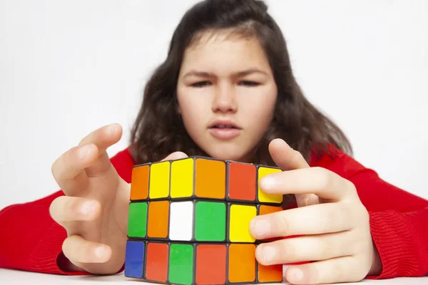 Primer Plano Retrato Chica Con Cubo Rubiks — Foto de Stock