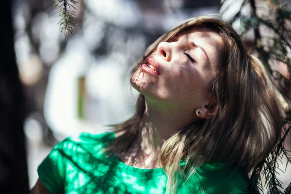 Yüzünde Eğreltiotu Yaprağı Gölgesi Olan Genç Bir Kadının Portresi Doğa — Stok fotoğraf