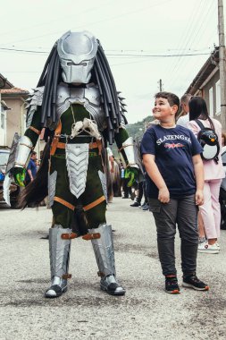 Eleshniza, Bulgaristan - 2 Mayıs 2021: Kukeri Festivali Uluslararası maskeli balo festivali Kukerland Mummers Bulgaristan 'ın antik kötü ruhları korkutup kaçırıyor