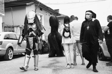 Eleshniza, Bulgaristan - 2 Mayıs 2021: Kukeri Festivali Uluslararası maskeli balo festivali Kukerland Mummers Bulgaristan 'ın antik kötü ruhları korkutup kaçırıyor