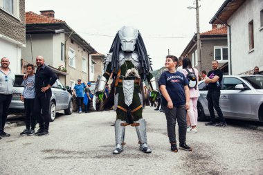 Eleshniza, Bulgaristan - 2 Mayıs 2021: Kukeri Festivali Uluslararası maskeli balo festivali Kukerland Mummers Bulgaristan 'ın antik kötü ruhları korkutup kaçırıyor