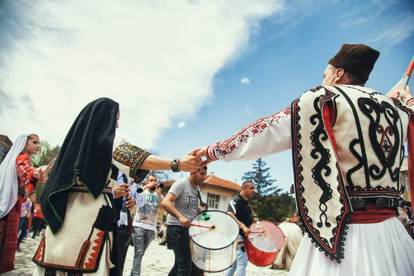 Eleshniza Болгарія Травня 2021 Міжнародний Фестиваль Маскарад Kukerland Mummers Відлякує — стокове фото