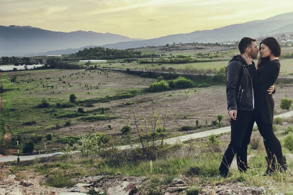 Krásný Pár Lásce Pózování Venku Dne — Stock fotografie