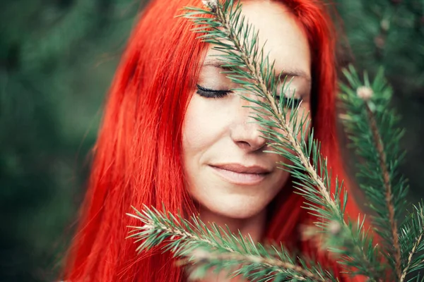 Rödhårig Kvinna Poserar Bakgrund Naturen — Stockfoto