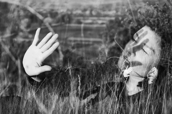 Монохромний Портрет Молодої Брюнетки Сидить Траві Вдень — стокове фото