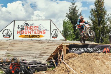 Bansko, Bulgaristan - 16 Mayıs 2021: Üç dağ Sert Enduro Bansko 2021
