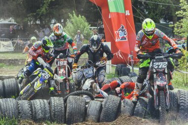 Bansko, Bulgaristan - 16 Mayıs 2021: Üç dağ Sert Enduro Bansko 2021