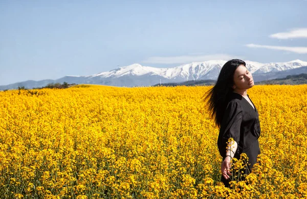 Beautiful Girl Black Dress Standing Field — Stock Photo, Image