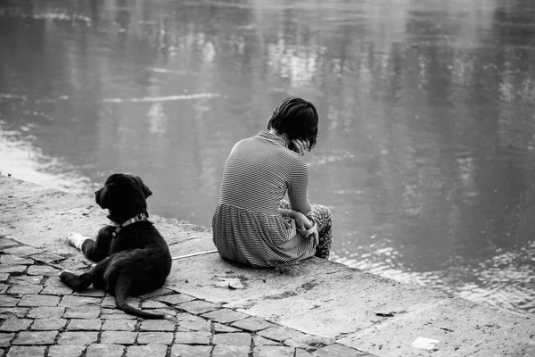 モノクロ写真10代の少女がパリの秋の季節に犬と一緒に歩く — ストック写真