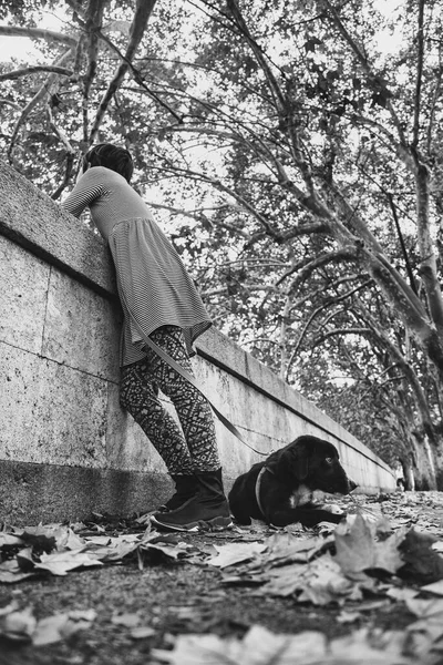 Foto Monocromatica Adolescente Che Cammina Con Cane Parigi Durante Stagione — Foto Stock