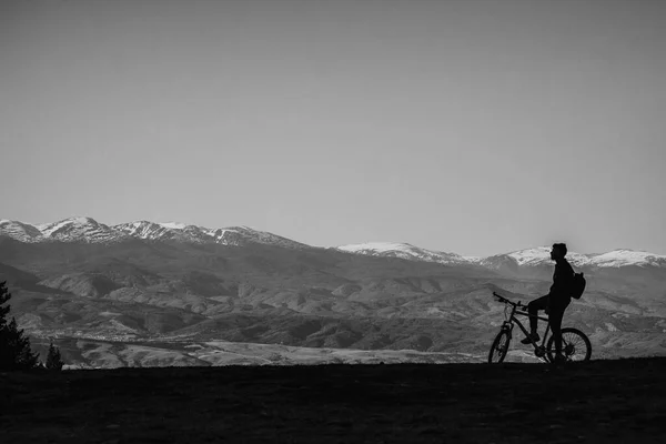 Silhouette Man Riding Bicycle Mountains Background — Stock Photo, Image