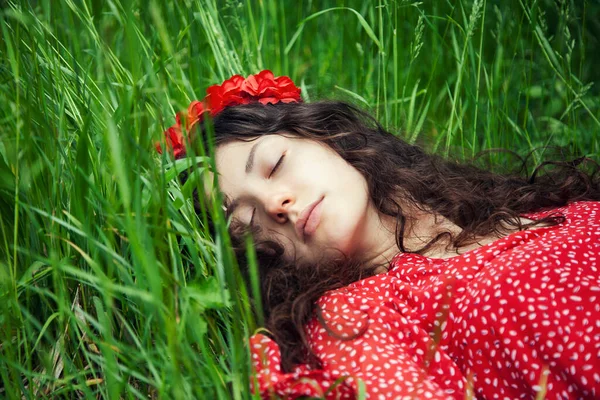 Gyönyörű Lány Piros Ruhában Egy Virág Koronával Természetben — Stock Fotó