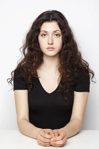 Retrato Una Joven Emocional Hermosa Chica Rizada Posando Sobre Fondo — Foto de Stock