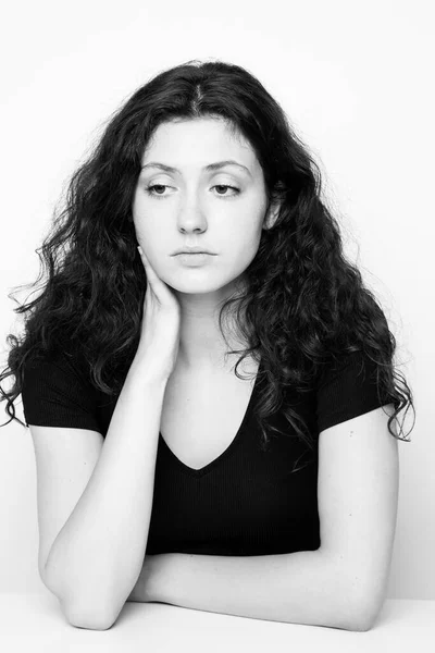 Monochromatický Portrét Mladé Emocionální Krásné Kudrnaté Dívka Pózující Bílém Pozadí — Stock fotografie