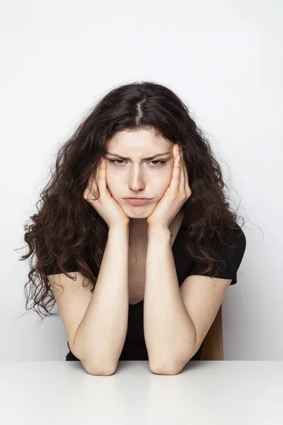 Retrato Uma Menina Encaracolado Bonito Emocional Jovem Posando Fundo Branco — Fotografia de Stock