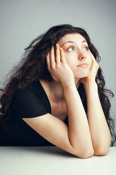 Retrato Una Joven Emocional Hermosa Chica Rizada Posando Sobre Fondo — Foto de Stock