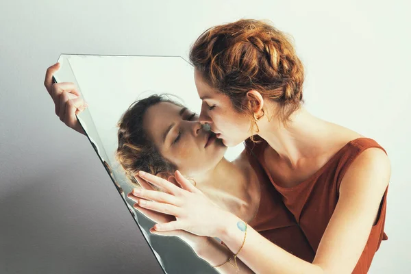 Retrato Mujer Con Reflejo Espejo Posando Estudio — Foto de Stock