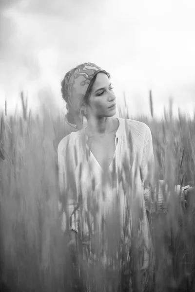 Monocromo Disparo Hermosa Mujer Caminando Campo Durante Día Estado Ánimo — Foto de Stock