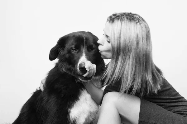 Retrato Uma Mulher Bonita Com Seu Cão — Fotografia de Stock