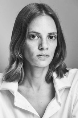 Çilli sarışın bir kızın portresi.