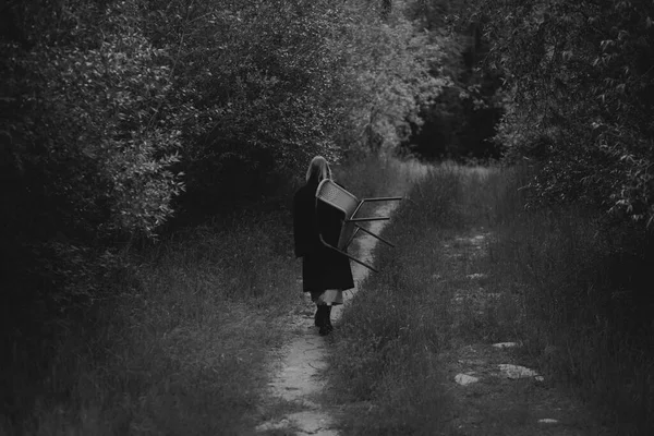 Vue Arrière Fille Dans Manteau Posant Dans Nature Photo Vintage — Photo