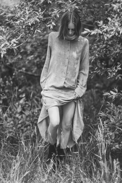 Retrato Una Niña Vestido Sobre Fondo Naturaleza — Foto de Stock