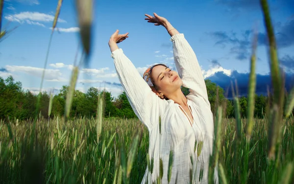 Mooie Vrouw Wandelen Het Veld Overdag Romantische Stemming — Stockfoto